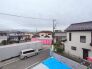 前面の住まいとの距離感があるから、圧迫感を感じません。
