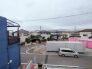 前面の住まいとの距離感があるから、圧迫感を感じません。
