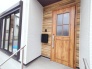 アプローチからの玄関がおしゃれな住宅。出発も帰宅も楽しみになるかも。
