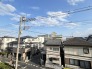 前面の住まいとの距離感があるから、圧迫感を感じません。

