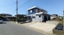 青い空の下、整然とした街並みに佇む、穏やかな住まい。