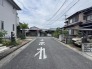 駐車が苦手な方にも嬉しい、前面６ｍ道路に面した住まい。
