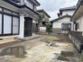ゆとりある駐車スペースを確保した住まい。静かな住宅地で、落ち着いた暮らしが実現します。
