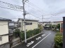 住宅街の中の一戸建て、あたりはほとんど住宅です。
