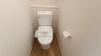 トイレはやっぱり白が１番落ち着きますね。もちろん衛生面でも嬉しいウォシュレット機能付きです。
