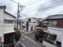 周辺には低層住宅が並び、空を広く感じられる開放的な街並みが魅力です。
