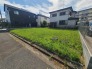 緑豊かな更地が、青空と雲を映し出す心地よい空間を演出します。