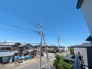 前面の住まいとの距離感があるから、圧迫感を感じません。
