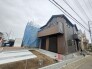 落ち着いた色調のコントラストが印象的な外観は、周囲の街並みと穏やかに調和しつつ、洗練された佇まいを見せています。日々を重ねるほどに愛着が深まる、飽きのこない端正なデザインが魅力の住まいです
