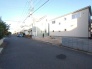 駐車が苦手な方にも嬉しい、前面約６ｍ道路に面した住まい。
