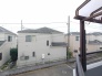 車通りの少ない閑静な住宅地、のびのびした子育てに適します。
