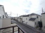車通りの少ない閑静な住宅地、のびのびした子育てに適します。
