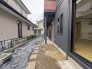 広々とした南庭は、太陽の下のリビングかもしれません。

