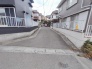 幅員の狭い道ですが、車通りの少ない住宅街に立地してます。

