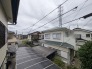 あたりには住宅を中心とした建物が広がります。
