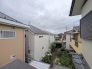 主に二階建てが中心の住宅街。近隣の屋根を高さを見ても、こちらの家と同じくらい。
