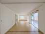 視界が奥へと伸びる開放的な設計が、住まい全体に心地よいゆとりと広がりをもたらしています。
