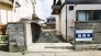 周囲の建物と程よい距離感が保たれた、静かな落ち着きを感じさせる敷地のアプローチです。