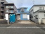 空に溶け込むような、優しい水色の外観が印象的な住まい。