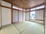木の温もりと和の趣が心地よく調和する、穏やかな空間。