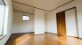 木のぬくもりと洗練された空間が調和し、日々の暮らしに心地よいゆとりをもたらす穏やかな佇まい。