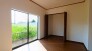 窓の外に広がる豊かな緑が、室内へ穏やかな安らぎと季節の移ろいを感じさせてくれる落ち着いた空間です。