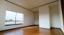 潔い白の壁と木の温もりが調和し、日々の暮らしに心地よい静けさをもたらすシンプルな空間です。