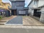 落ち着きと広がりを感じさせる、整えられた敷地。