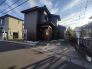 車通りの少ない閑静な住宅地、のびのびした子育てに適します。
