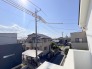 住宅街の中の一戸建て、あたりはほとんど住宅です。
