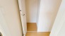 部屋と部屋の隙間をうまく使ったスリムな収納スペース。
