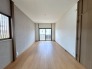 今からここを誰のお部屋にしようか、そんな洋室。大きさは8.3帖です。
