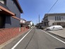 駐車が苦手な方にも嬉しい、前面６ｍ道路に面した住まい。
