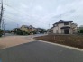 閑静な住宅街の一角にあり、ゆったりとした時間が流れる落ち着いた環境が広がっています。