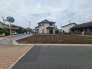 周辺環境と調和する穏やかな住環境の中で、自分らしい理想の暮らしを描ける広がりを感じる土地です。