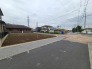 周囲の落ち着いた環境に溶け込み、日々の暮らしに静かな広がりをもたらすゆとりある敷地です。