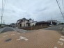 空が広く開放的な雰囲気を感じさせる、ゆとりある住環境が広がる角地の区画です。