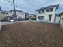 周辺環境と調和した閑静な住宅街に位置し、理想の住まいを自由に描き出せるゆとりある敷地です。