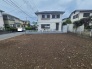 穏やかな住宅街に位置する、自由なプランニングの可能性を秘めた広々とした敷地です。