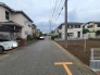 穏やかな住宅街の風景が広がり、日々の暮らしに安らぎを感じさせてくれる落ち着いた住環境です。