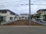 閑静な住宅街の一角に位置し、住まいの設計を自由に思い描ける落ち着いた土地の表情です。