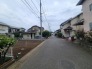 穏やかな空気が流れる閑静な住宅街で、日々の暮らしに心地よいゆとりと落ち着きを感じさせてくれます。