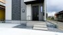 ポーチのついた新築分譲物件。玄関の印象はいかがでしょうか？入口からご覧ください。

