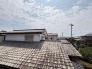 主に二階建てが中心の住宅街。近隣の屋根を高さを見ても、こちらの家と同じくらい。
