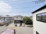 前面の住まいとの距離感があるから、圧迫感を感じません。
