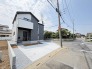 駐車が苦手な方にも嬉しい、前面６ｍ道路に面した住まい。

