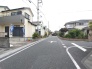 駐車が苦手な方にも嬉しい、前面６ｍ道路に面した住まい。
