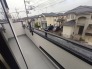 住宅街の中の一戸建て、あたりはほとんど住宅です。
