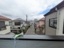 落ち着いた住宅街の風景が広がり、穏やかな日常の気配を感じさせる眺望です。