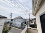 低層住居専用地域ならではのベランダの光景。辺りには高い建物がありません。
